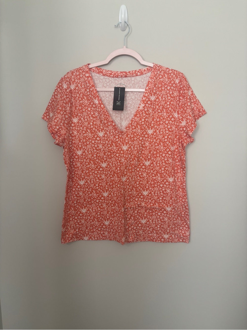 International Concepts NWT Coral Floral V-Neck Top - Size L - PTP 21” Length 26”